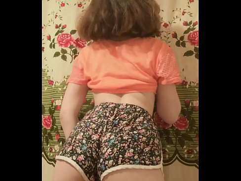 ❤️ Leanbh óg sexy ag baint dá shorts ar cheamara ❤️ Gnéas ardchaighdeáin linn
