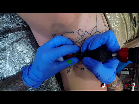 ❤️ An hottie thar a bheith tattooed Sully Savage fuair tattoo ar a clitoris ❤️ Gnéas ardchaighdeáin linn
