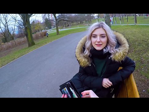 ❤️ Shlogtar cum te strainséir ar airgead - blowjob sa pháirc le Eva Elfie ❤️ Gnéas ardchaighdeáin linn